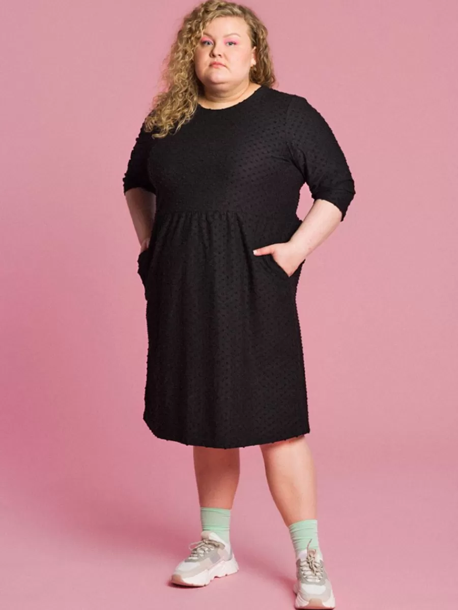 Marisa Mekko, Musta Dot>Aarre Store