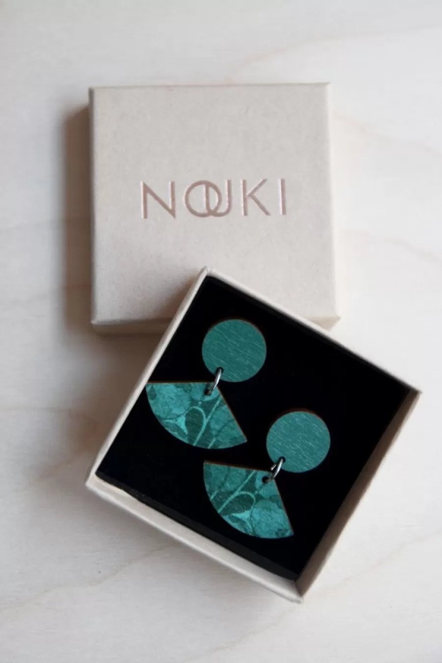 Pikku-Viuhka Korvakorut, Valokas Smaragdi>Nouki Online