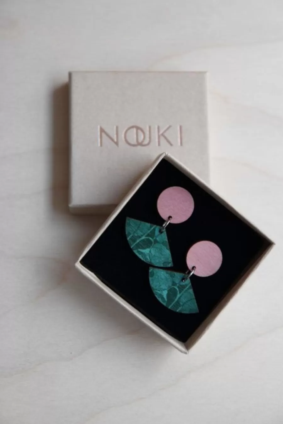 Pikku-Viuhka Korvakorut, Valokas Smaragdi/Pinkki>Nouki Online